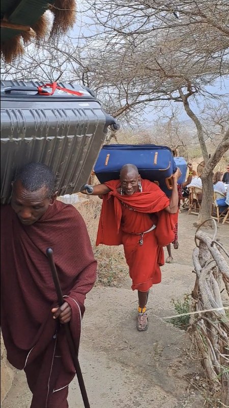 Masai ratnici u tradicionalnoj odeći,običaji  u Masai Lodge-u